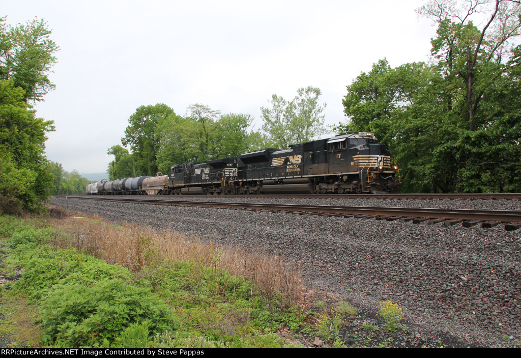 NS 1117 and 4087 with train 38G at Cove PA